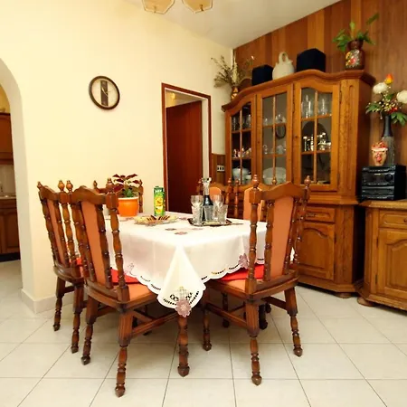 By The Sea - 139 Apartman